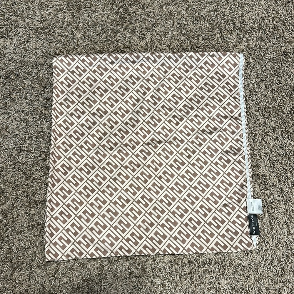 White Fox scarf a